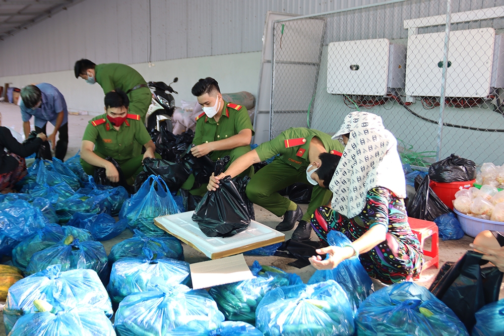 An Giang: Mang yêu thương đến với đồng bào dân tộc Khmer bị ảnh hưởng bởi dịch bệnh An Giang: Mang yêu thương đến với đồng bào dân tộc Khmer bị ảnh hưởng bởi dịch bệnh