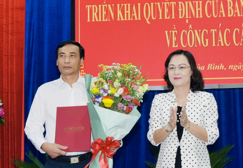 Ông Hồ Văn Linh giữ chức Phó Bí thư Huyện ủy Hòa Bình, Bạc Liêu Ông Hồ Văn Linh giữ chức Phó Bí thư Huyện ủy Hòa Bình, Bạc Liêu