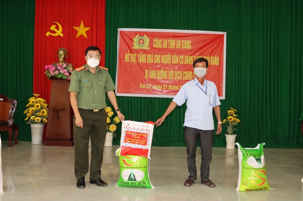 Hơn 15 tấn gạo và rau quả trao bà con bị ảnh hưởng bởi dịch Covid-19 tại Trà Vinh Hơn 15 tấn gạo và rau quả trao bà con bị ảnh hưởng bởi dịch Covid-19 tại Trà Vinh