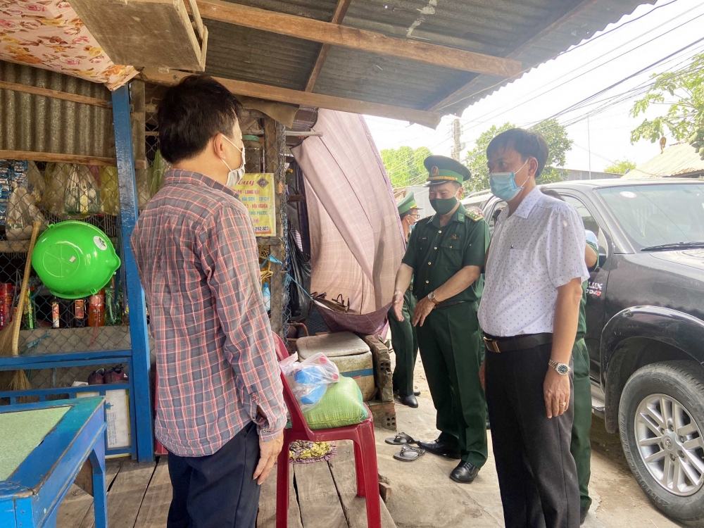 Trao 600 phần quà cho các gia đình khu vực biên giới bị ảnh hưởng bởi dịch Covid-19 Trao 600 phần quà cho các gia đình khu vực biên giới bị ảnh hưởng bởi dịch Covid-19