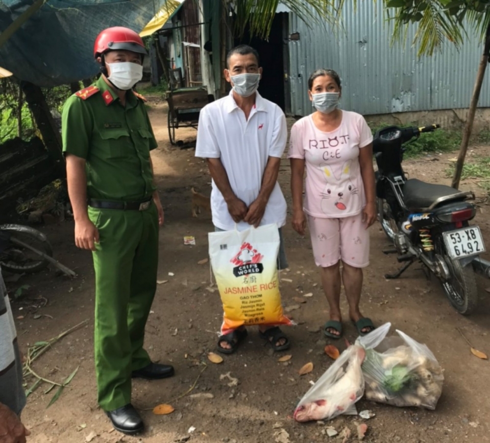 Hành trình 200 tấn gạo và 27 tấn cá tươi đến tay người dân gặp khó do dịch Covid-19 Hành trình 200 tấn gạo và 27 tấn cá tươi đến tay người dân gặp khó do dịch Covid-19
