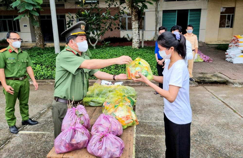Hành trình 200 tấn gạo và 27 tấn cá tươi đến tay người dân gặp khó do dịch Covid-19 Hành trình 200 tấn gạo và 27 tấn cá tươi đến tay người dân gặp khó do dịch Covid-19