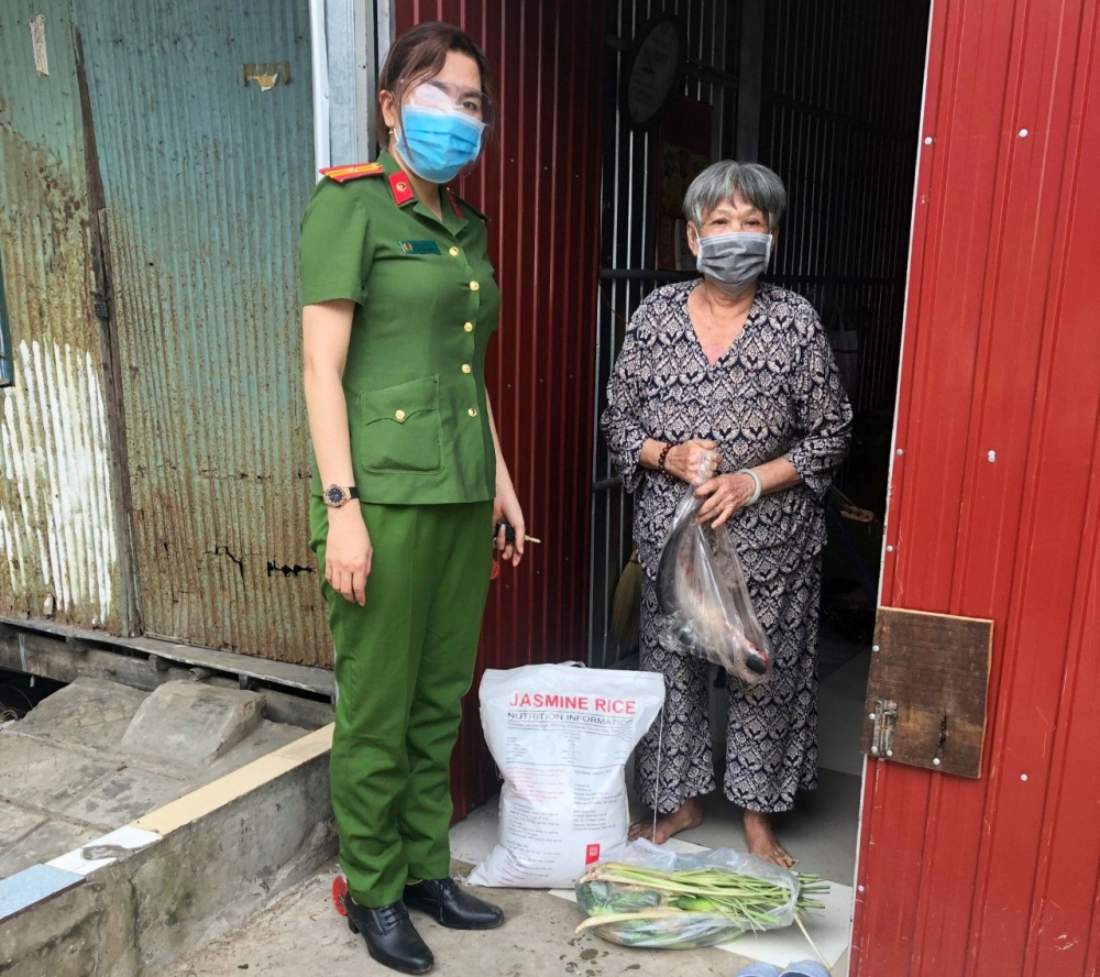Hành trình 200 tấn gạo và 27 tấn cá tươi đến tay người dân gặp khó do dịch Covid-19 Hành trình 200 tấn gạo và 27 tấn cá tươi đến tay người dân gặp khó do dịch Covid-19