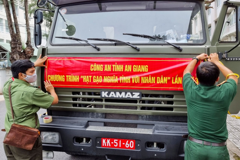 Hành trình 200 tấn gạo và 27 tấn cá tươi đến tay người dân gặp khó do dịch Covid-19 Hành trình 200 tấn gạo và 27 tấn cá tươi đến tay người dân gặp khó do dịch Covid-19