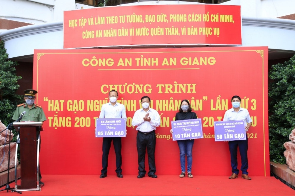Hành trình 200 tấn gạo và 27 tấn cá tươi đến tay người dân gặp khó do dịch Covid-19 Hành trình 200 tấn gạo và 27 tấn cá tươi đến tay người dân gặp khó do dịch Covid-19