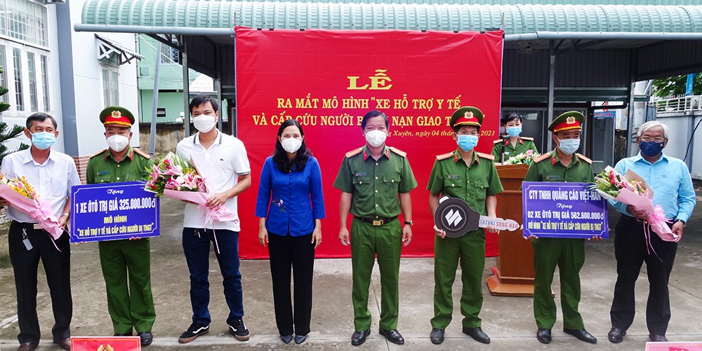 Ra mắt mô hình “Xe hỗ trợ y tế và cấp cứu người bị tai nạn giao thông” Ra mắt mô hình “Xe hỗ trợ y tế và cấp cứu người bị tai nạn giao thông”