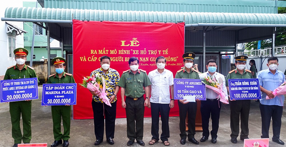 Ra mắt mô hình “Xe hỗ trợ y tế và cấp cứu người bị tai nạn giao thông” Ra mắt mô hình “Xe hỗ trợ y tế và cấp cứu người bị tai nạn giao thông”