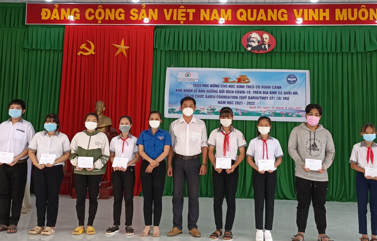 Vĩnh Long: Trao 100 suất học bổng cho học sinh hoàn cảnh khó khăn do Tổ chức Dariu Foundation tài trợ Vĩnh Long: Trao 100 suất học bổng cho học sinh hoàn cảnh khó khăn do Tổ chức Dariu Foundation tài trợ