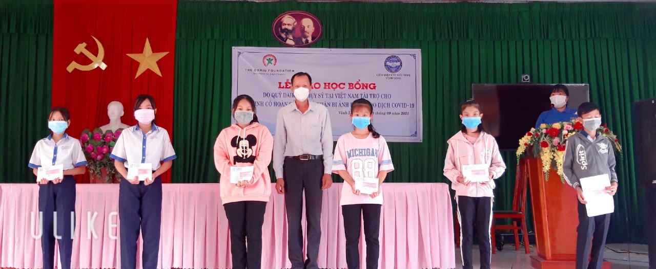 Vĩnh Long: Trao 100 suất học bổng cho học sinh hoàn cảnh khó khăn do Tổ chức Dariu Foundation tài trợ Vĩnh Long: Trao 100 suất học bổng cho học sinh hoàn cảnh khó khăn do Tổ chức Dariu Foundation tài trợ