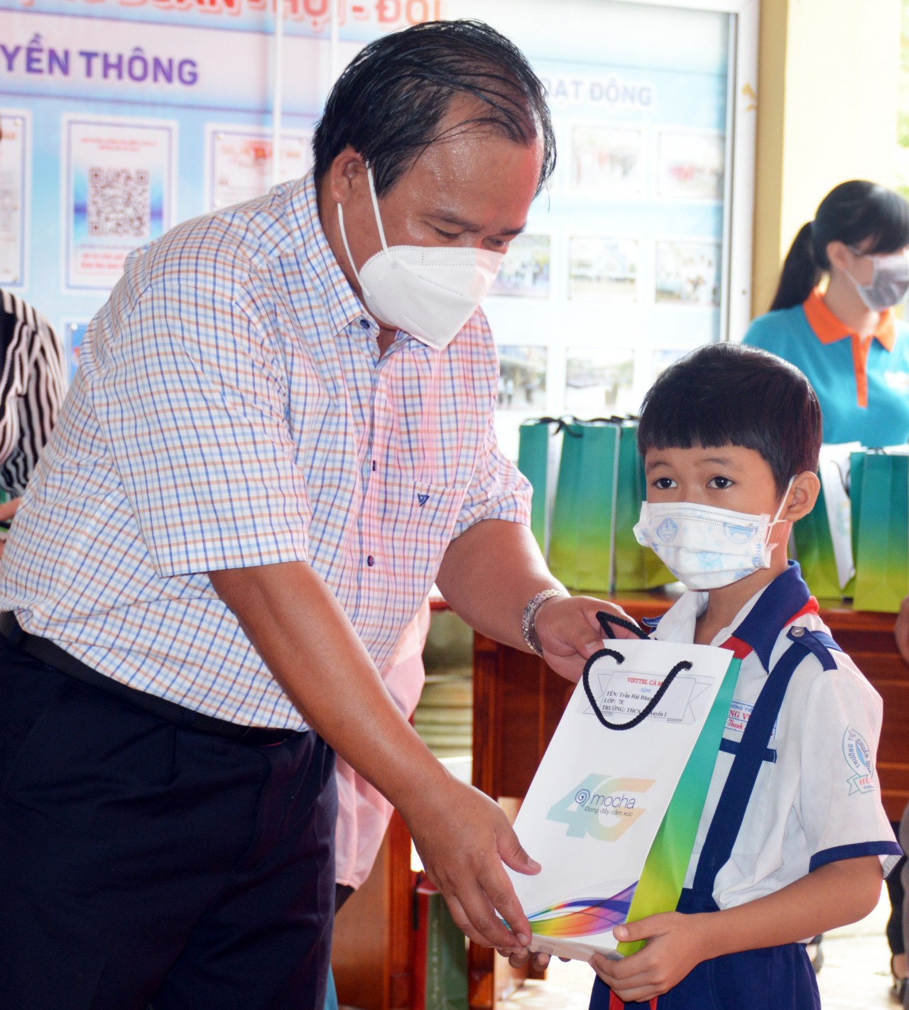 Cà Mau hỗ trợ 500 điện thoại thông minh cho học sinh có hoàn cảnh khó khăn học trực tuyến