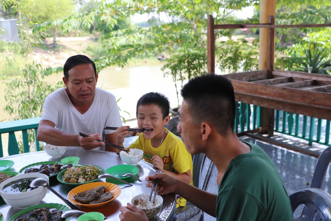 Bộ đội Biên phòng An Giang: Giúp trẻ nuôi giấc mơ đến trường