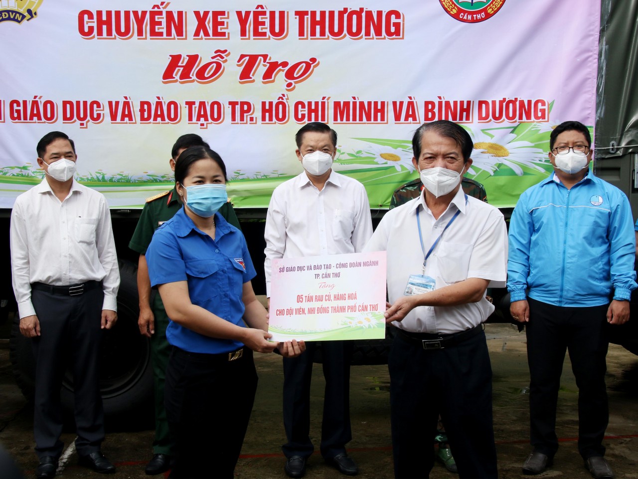 Cần Thơ hỗ trợ 18 tấn hàng hóa, rau củ đến với ngành GD&ĐT tỉnh Bình Dương và TP Hồ Chí Minh Cần Thơ hỗ trợ 18 tấn hàng hóa, rau củ đến với ngành GD&ĐT tỉnh Bình Dương và TP Hồ Chí Minh
