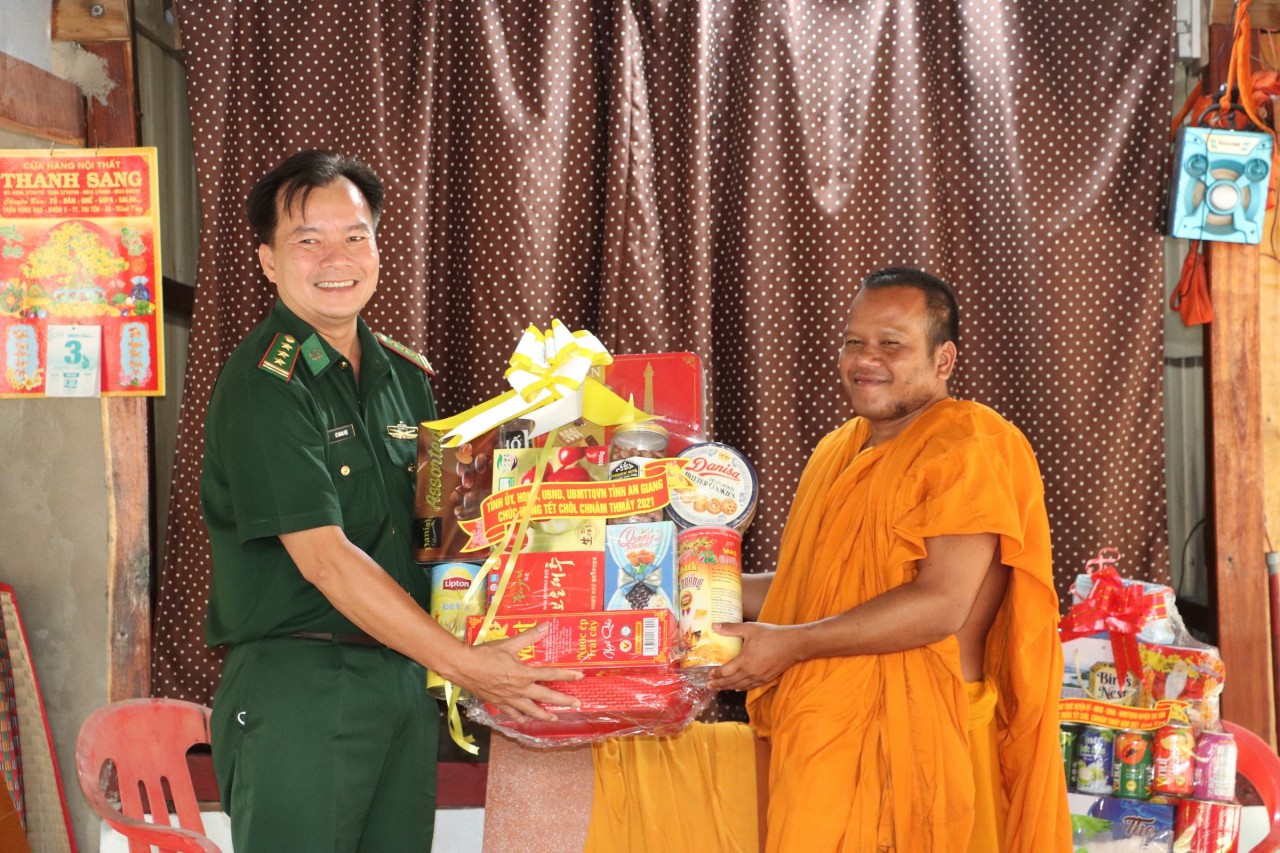 Bộ đội Biên phòng An Giang đồng hành cùng đồng bào dân tộc Khmer vùng biên giới Bộ đội Biên phòng An Giang đồng hành cùng đồng bào dân tộc Khmer vùng biên giới
