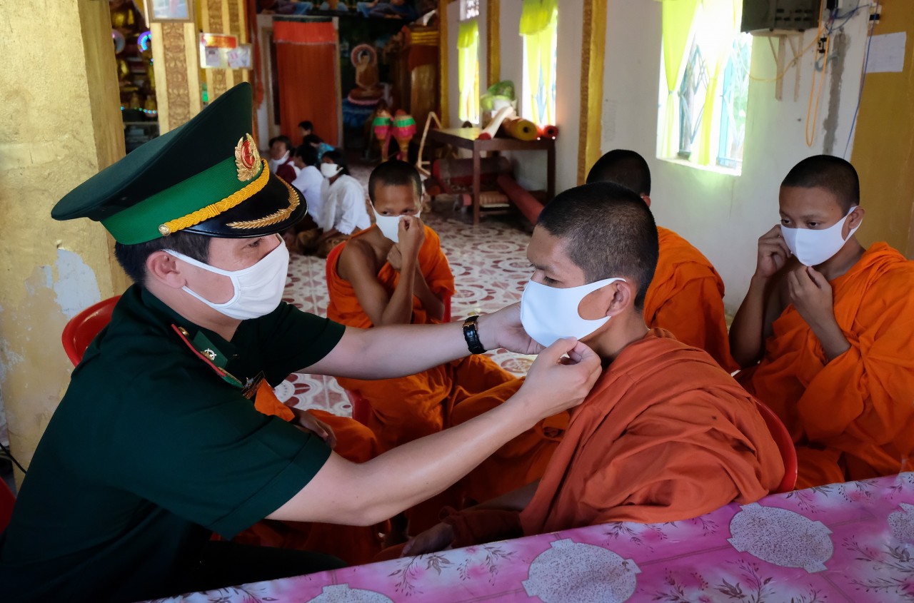 Bộ đội Biên phòng An Giang đồng hành cùng đồng bào dân tộc Khmer vùng biên giới Bộ đội Biên phòng An Giang đồng hành cùng đồng bào dân tộc Khmer vùng biên giới