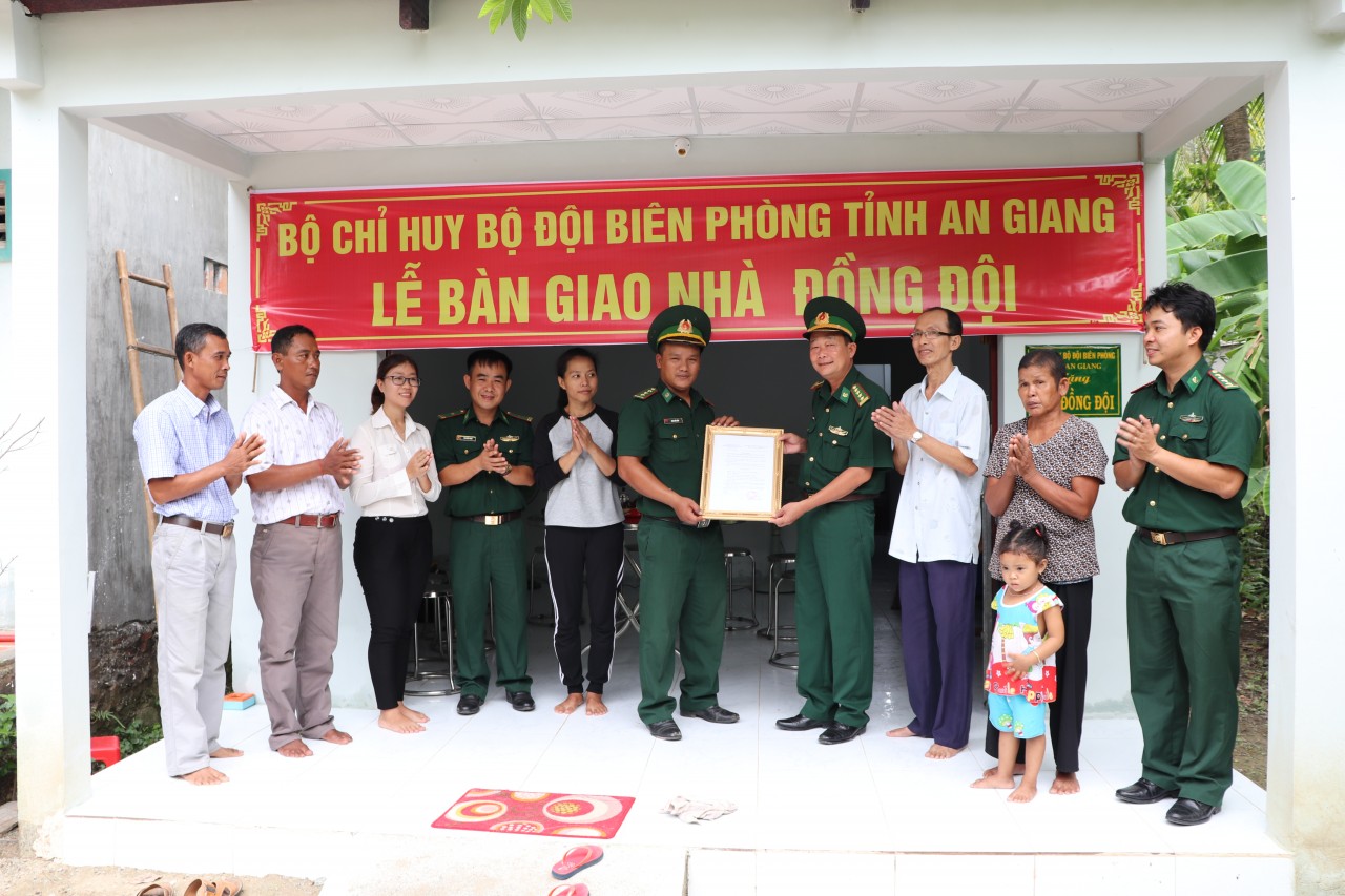 Bộ đội Biên phòng An Giang đồng hành cùng đồng bào dân tộc Khmer vùng biên giới Bộ đội Biên phòng An Giang đồng hành cùng đồng bào dân tộc Khmer vùng biên giới