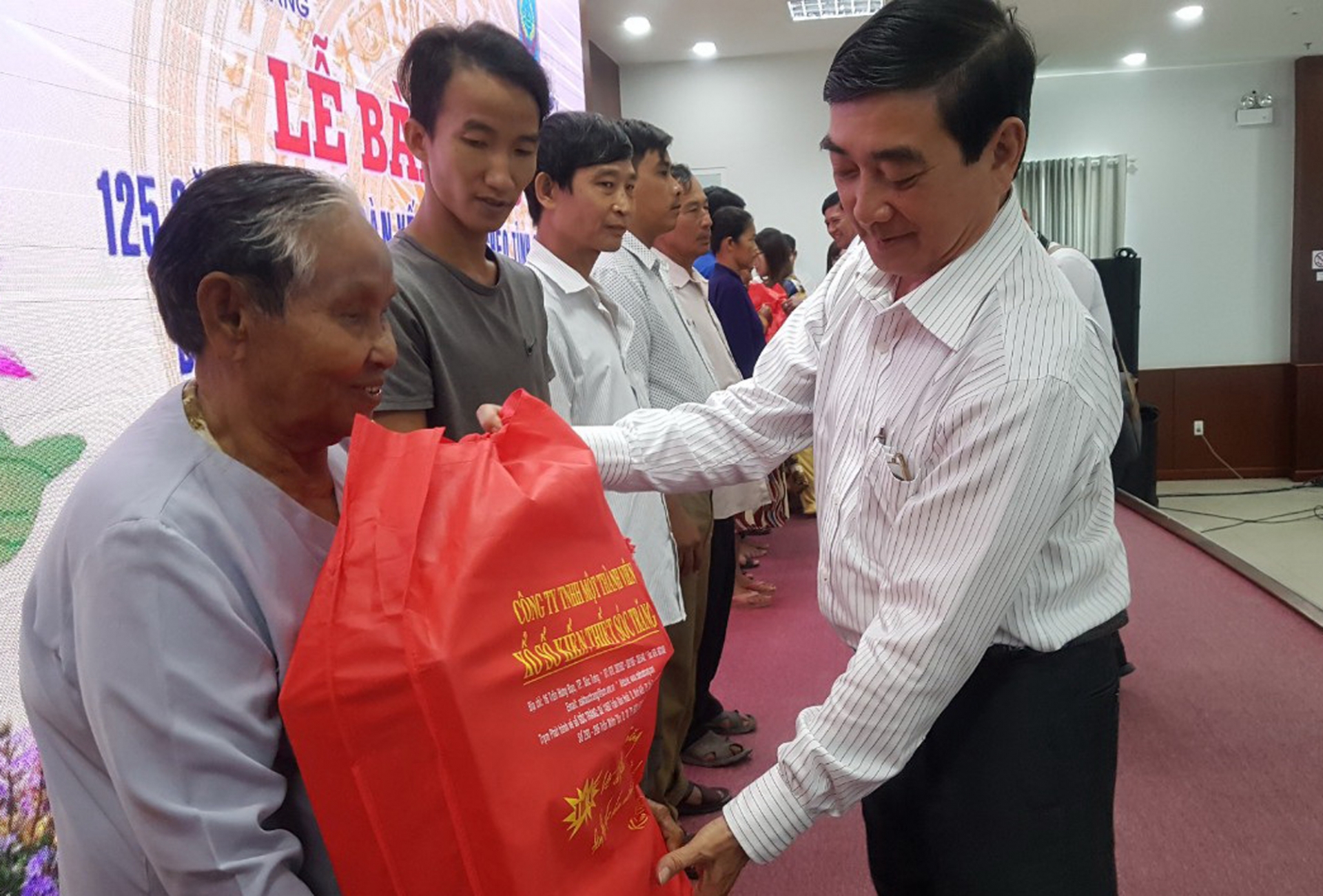 Sóc Trăng vận động trên 315 tỷ đồng gây quỹ vì người nghèo soc trang van dong tren 315 ty dong gay quy vi nguoi ngheo