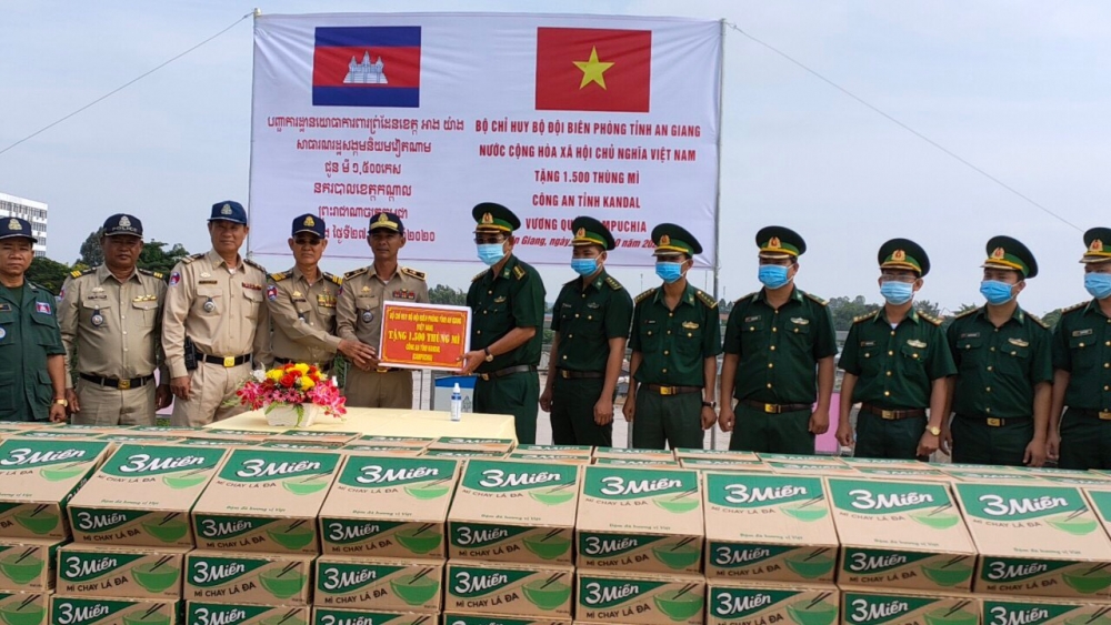 An Giang: Trao tặng 3.000 thùng mì tôm cho 2 tỉnh Takeo, Kandal bị ảnh hưởng bởi mưa lũ An Giang: Trao tặng 3.000 thùng mì tôm cho 2 tỉnh Takeo, Kandal bị ảnh hưởng bởi mưa lũ