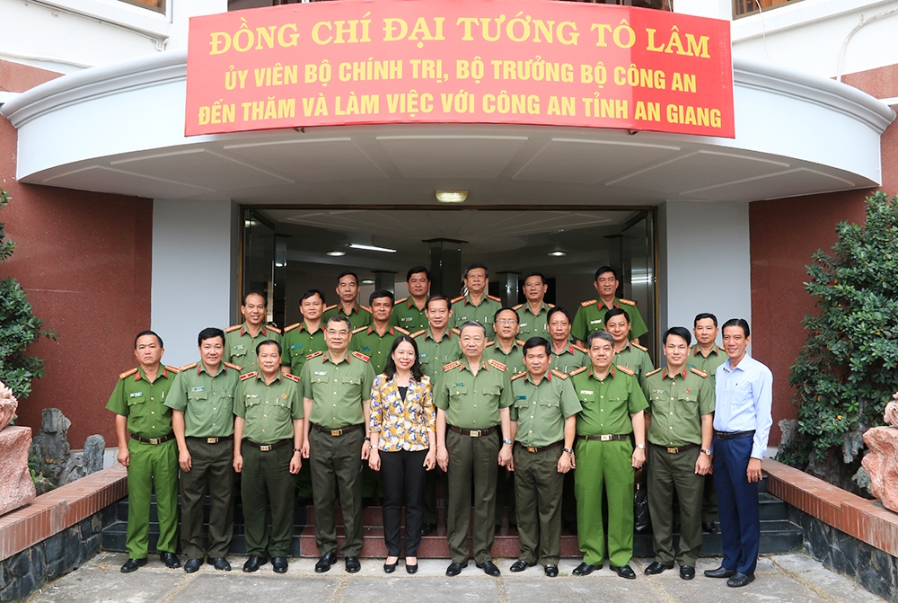Bộ trưởng Tô Lâm đến thăm và làm việc với Công an tỉnh An Giang Bộ trưởng Tô Lâm đến thăm và làm việc với Công an tỉnh An Giang
