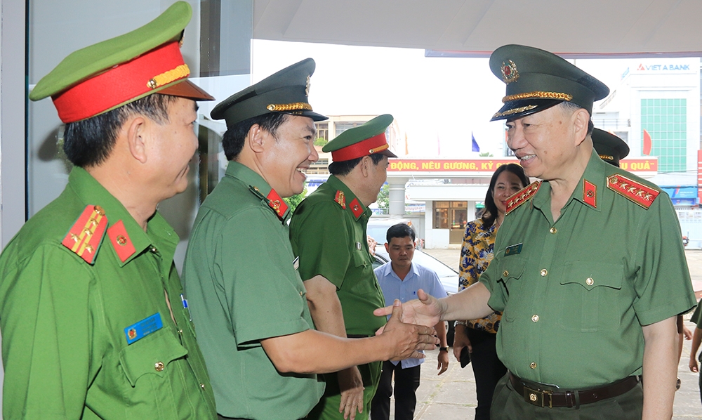 Bộ trưởng Tô Lâm đến thăm và làm việc với Công an tỉnh An Giang Bộ trưởng Tô Lâm đến thăm và làm việc với Công an tỉnh An Giang
