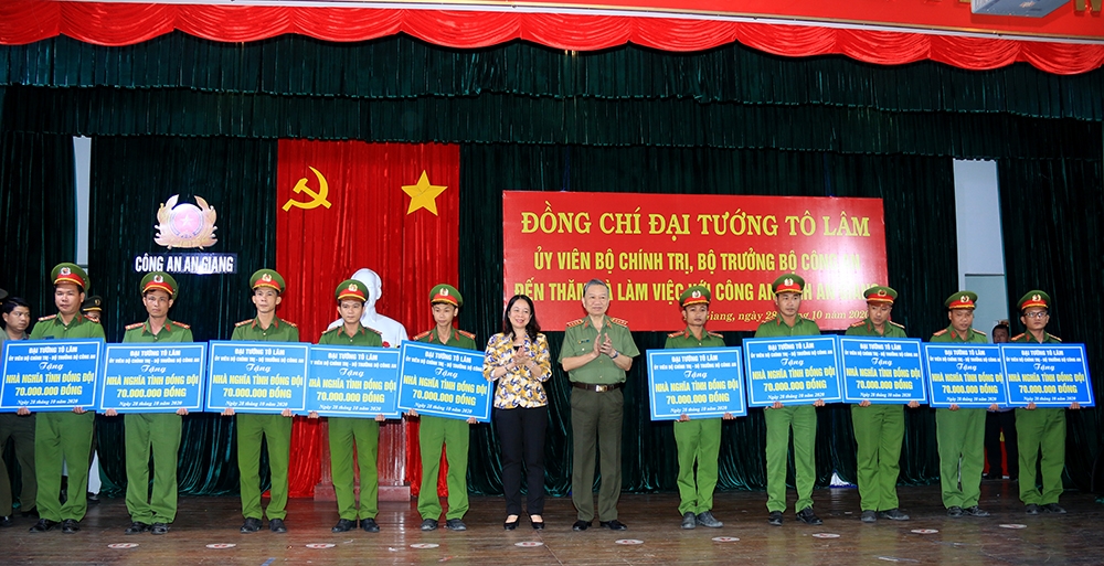 Bộ trưởng Tô Lâm đến thăm và làm việc với Công an tỉnh An Giang Bộ trưởng Tô Lâm đến thăm và làm việc với Công an tỉnh An Giang