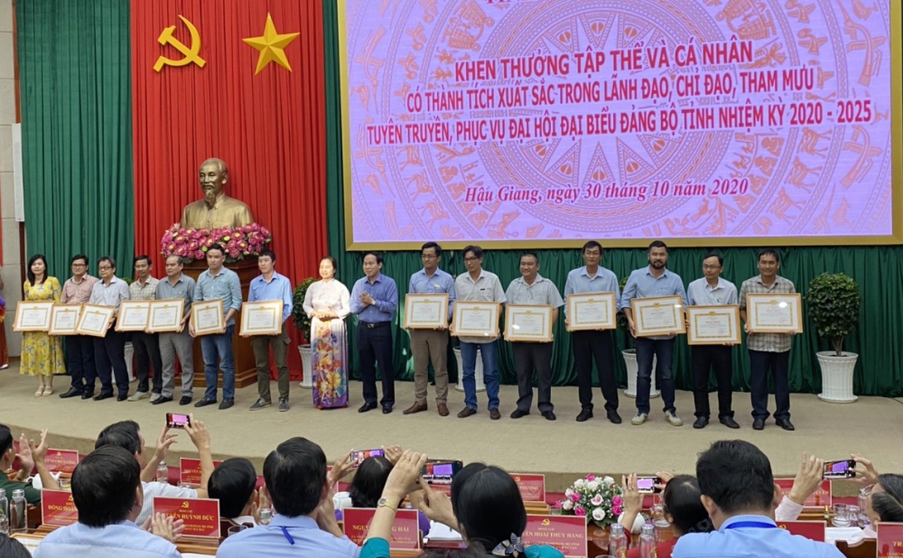 Hậu Giang: Khen thưởng nhiều tập thể, cá nhân có thành tích xuất sắc Hậu Giang: Khen thưởng nhiều tập thể, cá nhân có thành tích xuất sắc