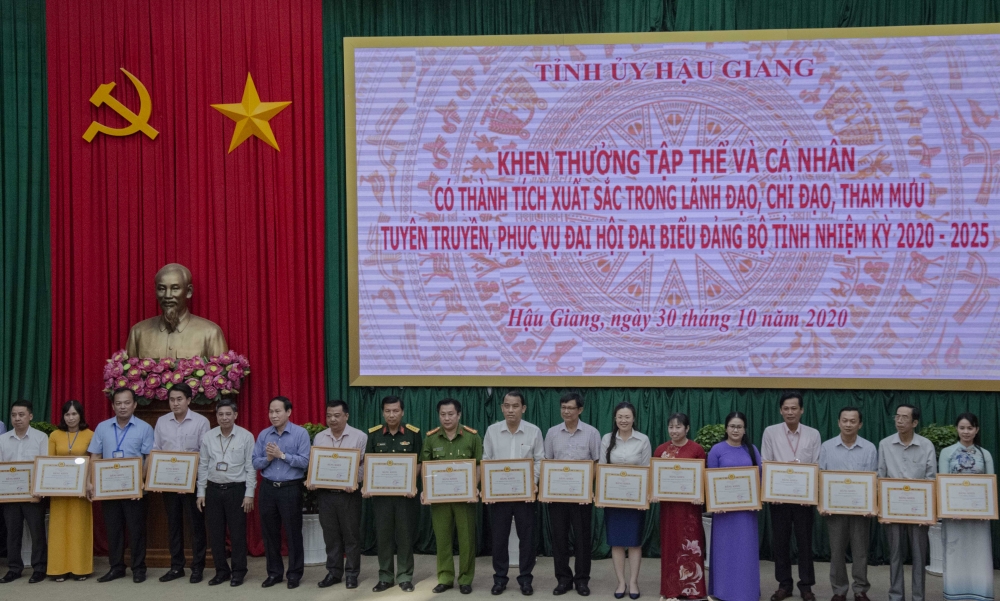 Hậu Giang: Khen thưởng nhiều tập thể, cá nhân có thành tích xuất sắc Hậu Giang: Khen thưởng nhiều tập thể, cá nhân có thành tích xuất sắc