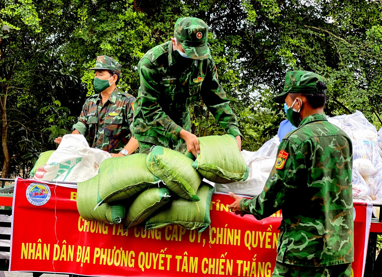 Bộ đội Biên phòng An Giang hỗ trợ nhu yếu phẩm cho đồng bào Chăm nơi biên giới Bộ đội Biên phòng An Giang hỗ trợ nhu yếu phẩm cho đồng bào Chăm nơi biên giới