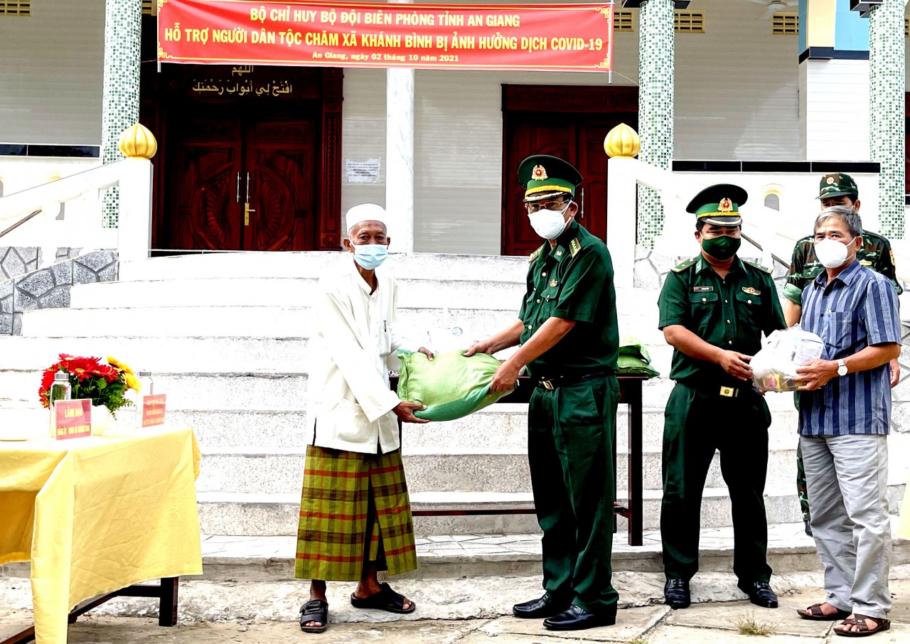 Bộ đội Biên phòng An Giang hỗ trợ nhu yếu phẩm cho đồng bào Chăm nơi biên giới Bộ đội Biên phòng An Giang hỗ trợ nhu yếu phẩm cho đồng bào Chăm nơi biên giới