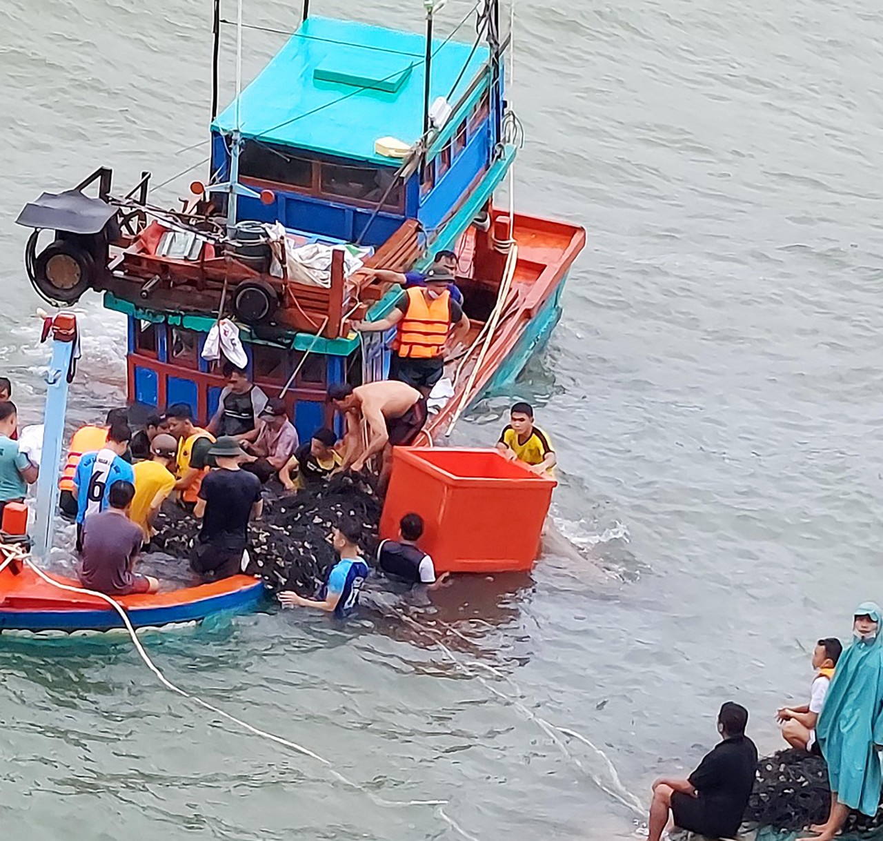 Bộ đội Biên phòng tỉnh Kiên Giang kịp thời ứng cứu tàu cá chìm ngoài biển Bộ đội Biên phòng tỉnh Kiên Giang kịp thời ứng cứu tàu cá chìm ngoài biển