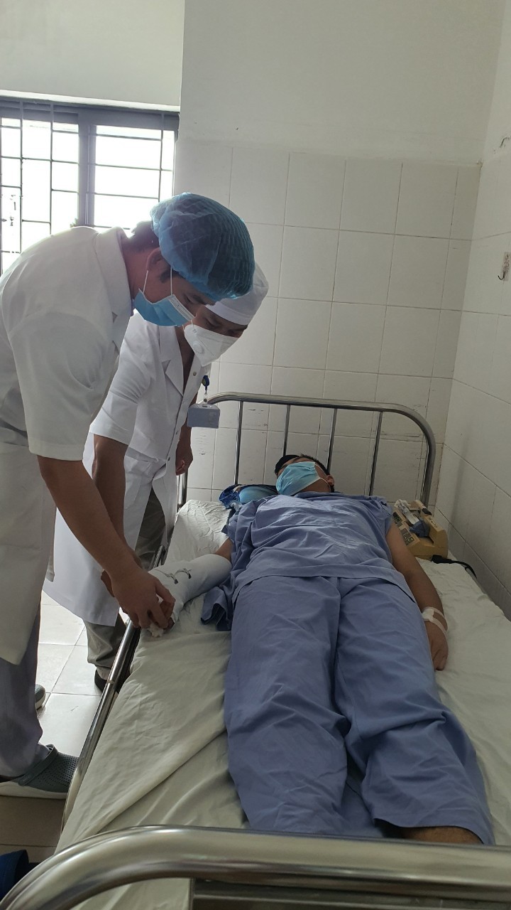 Cần Thơ: Phẫu thuật xuyên đêm cứu bàn tay bị đứt lìa cho bệnh nhân 17 tuổi Cần Thơ: Phẫu thuật xuyên đêm cứu bàn tay bị đứt lìa cho bệnh nhân 17 tuổi