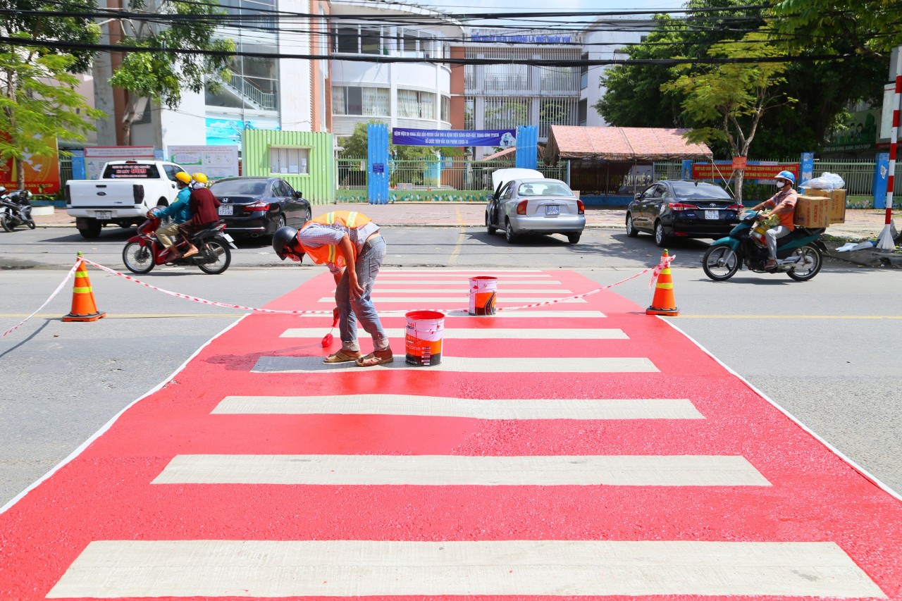 Thí điểm mô hình: “Thảm an toàn cho học sinh qua đường” Thí điểm mô hình: “Thảm an toàn cho học sinh qua đường”