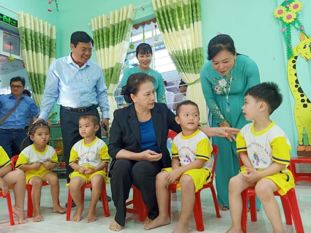 Chủ tịch Quốc hội Nguyễn Thị Kim Ngân thăm, tặng quà tại vùng căn cứ cách mạng ở Cà Mau Chủ tịch Quốc hội Nguyễn Thị Kim Ngân thăm, tặng quà tại vùng căn cứ cách mạng ở Cà Mau