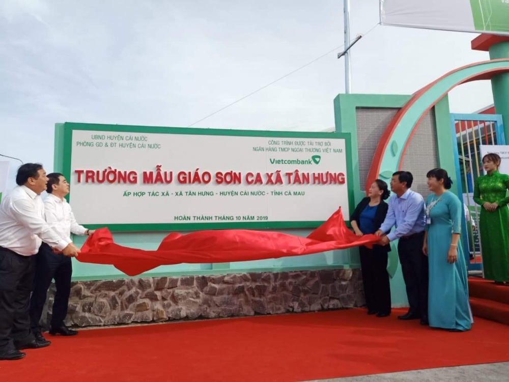 Chủ tịch Quốc hội Nguyễn Thị Kim Ngân thăm, tặng quà tại vùng căn cứ cách mạng ở Cà Mau Chủ tịch Quốc hội Nguyễn Thị Kim Ngân thăm, tặng quà tại vùng căn cứ cách mạng ở Cà Mau