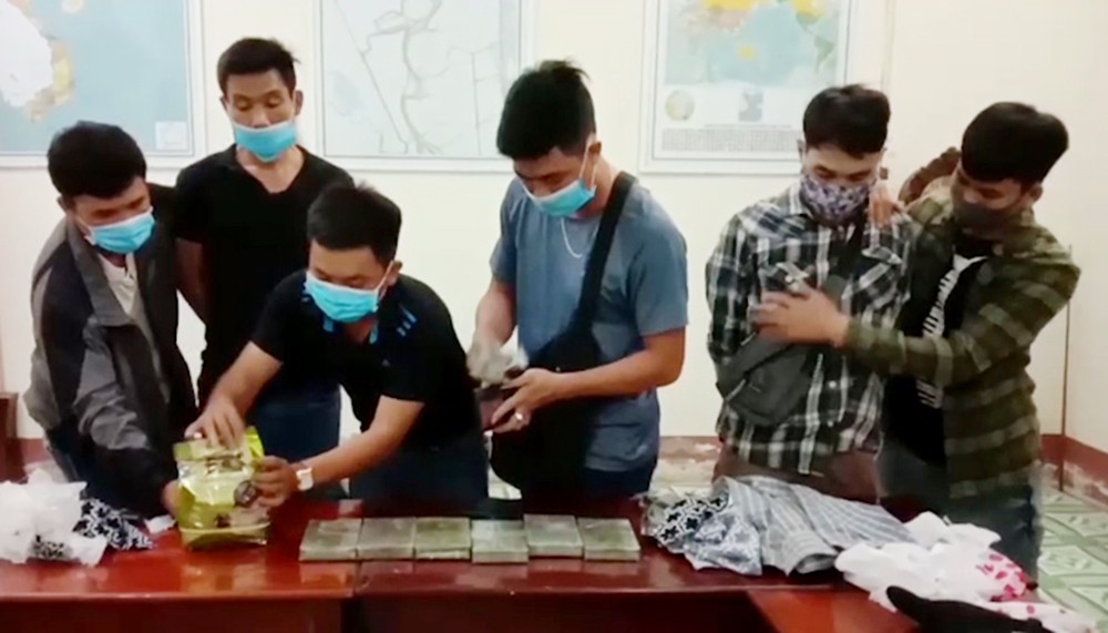 An Giang: Vận chuyển gần 1kg ma túy đá, 2 bị cáo lãnh án chung thân An Giang: Vận chuyển gần 1kg ma túy đá, 2 bị cáo lãnh án chung thân