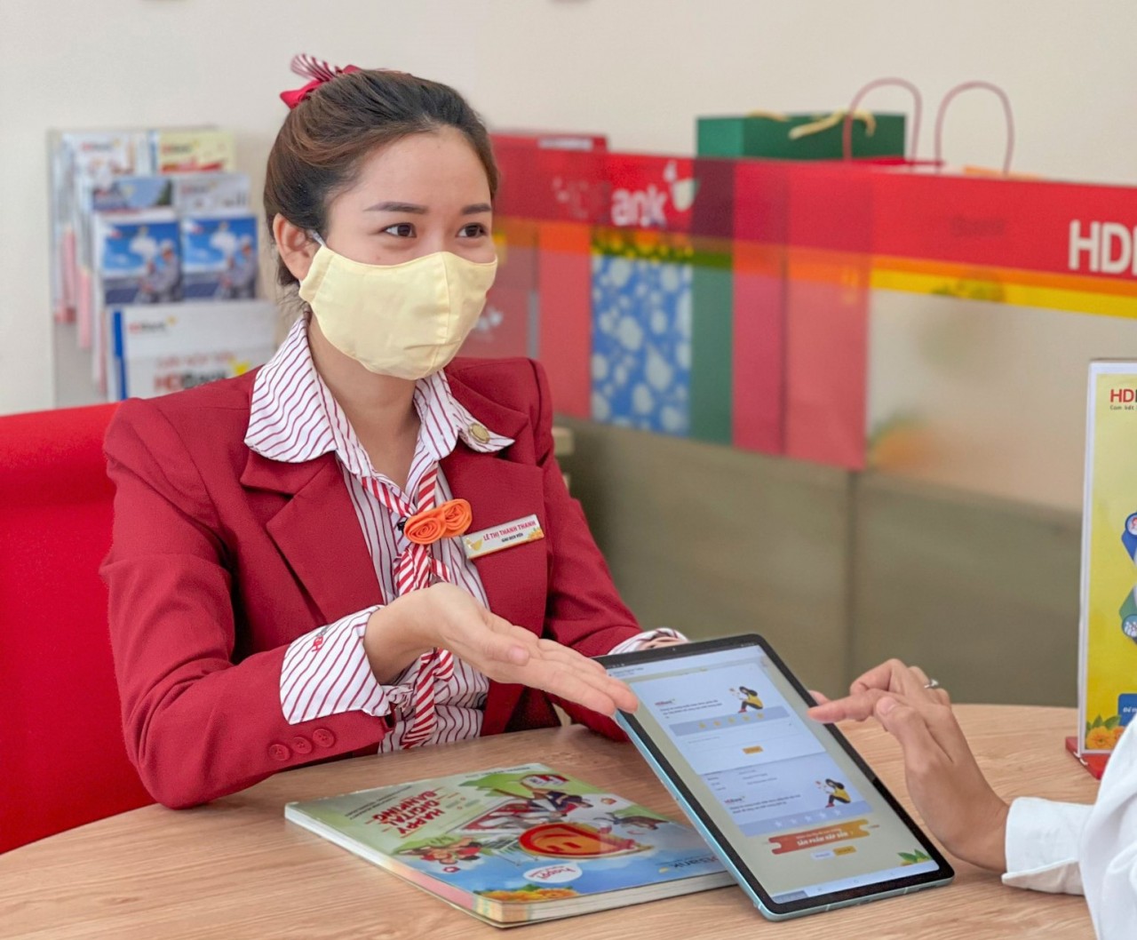 Mua bán ngoại tệ mọi lúc mọi nơi với ứng dụng Ngân hàng số Mua bán ngoại tệ mọi lúc mọi nơi với ứng dụng Ngân hàng số