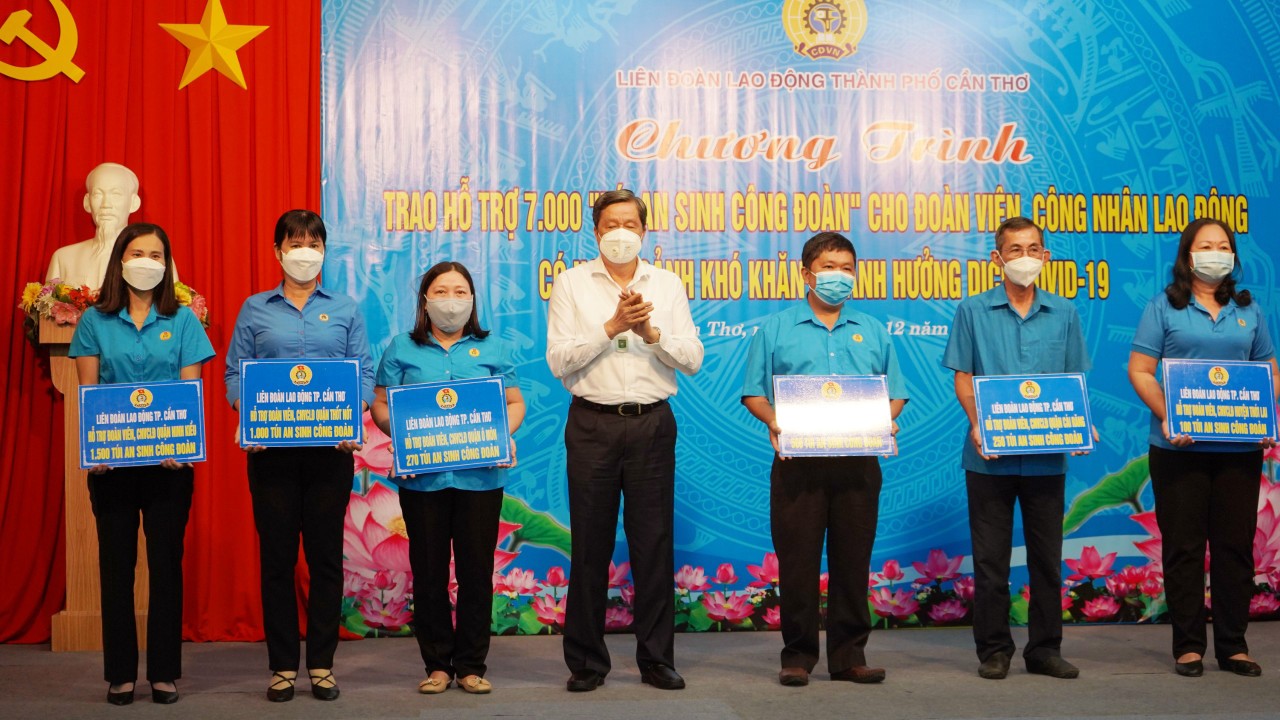 Cần Thơ: Trao 7.000 “Túi an sinh công đoàn” đến tay đoàn viên, công nhân lao động khó khăn Cần Thơ: Trao 7.000 “Túi an sinh công đoàn” đến tay đoàn viên, công nhân lao động khó khăn