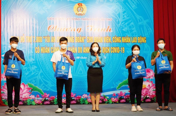Cần Thơ: Trao 7.000 “Túi an sinh công đoàn” đến tay đoàn viên, công nhân lao động khó khăn Cần Thơ: Trao 7.000 “Túi an sinh công đoàn” đến tay đoàn viên, công nhân lao động khó khăn