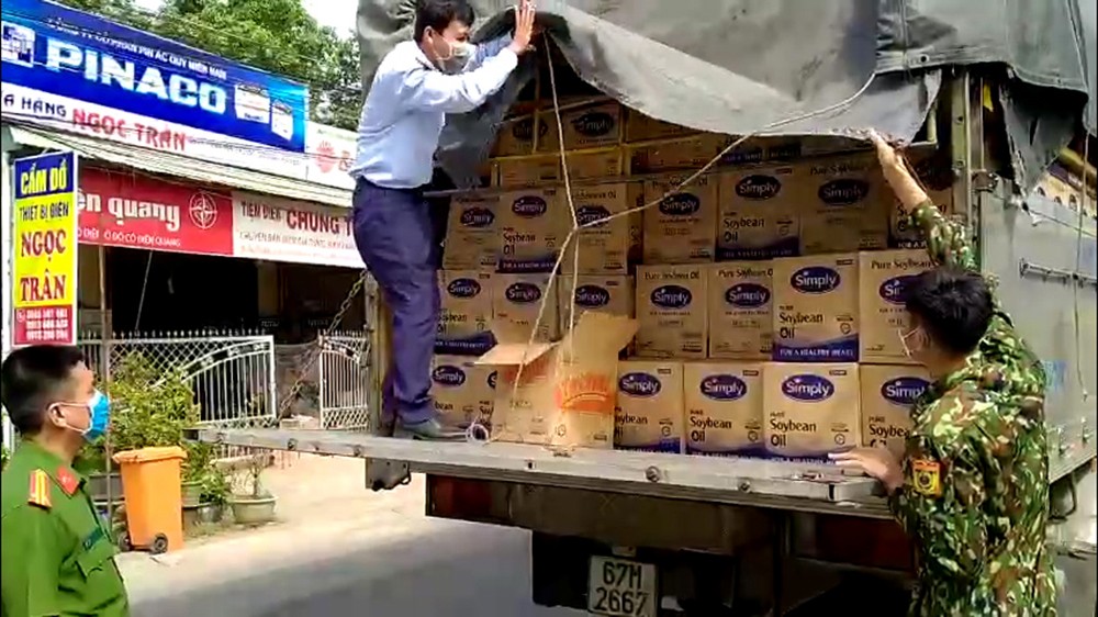 An Giang: Bắt 3 xe tải chở trên 9.500 chai dầu ăn nhãn mác nước ngoài với tổng trị giá khoảng 1,7 tỷ đồng An Giang: Bắt 3 xe tải chở trên 9.500 chai dầu ăn nhãn mác nước ngoài với tổng trị giá khoảng 1,7 tỷ đồng