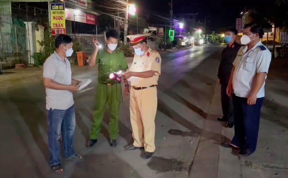 An Giang: Bắt 3 xe tải chở trên 9.500 chai dầu ăn nhãn mác nước ngoài với tổng trị giá khoảng 1,7 tỷ đồng An Giang: Bắt 3 xe tải chở trên 9.500 chai dầu ăn nhãn mác nước ngoài với tổng trị giá khoảng 1,7 tỷ đồng