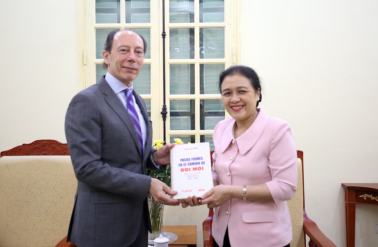 ân Đại sứ Singapore Jaya Ratnam và Chủ tịch VUFO Nguyễn Phương Nga (đứng giữa). Ảnh: Thời Đại/ Huyền Nhung
