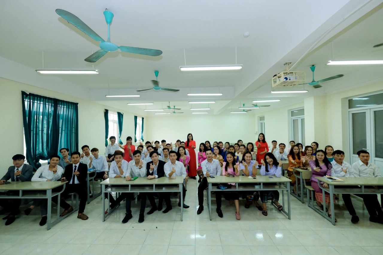 Du học sinh Lào trường ĐH Kinh doanh và Công nghệ Hà Nội: Con đường đến với ước mơ luôn có thầy cô