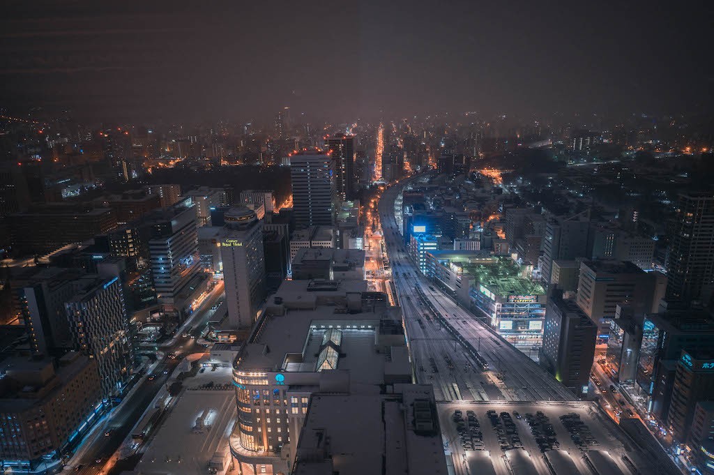 A White Hokkaido in Snowstorm Captured by Vietnamese Street Photographer A White Hokkaido in Snowstorm Captured by Vietnamese Street Photographer