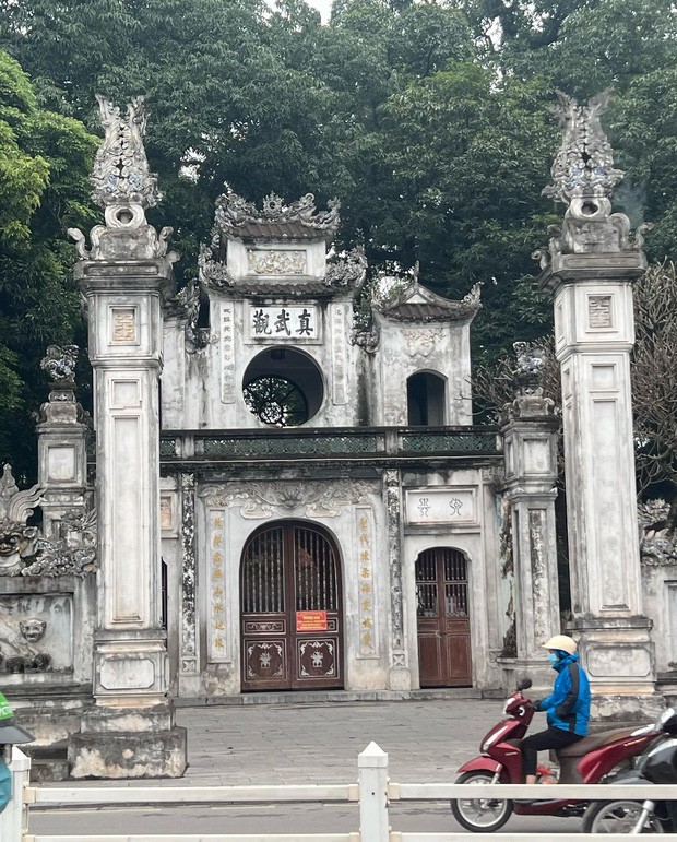 All of John Legend Loves All of Hanoi: Pagodas and Egg Coffee Included! All of John Legend Loves All of Hanoi: Pagodas and Egg Coffee Included!