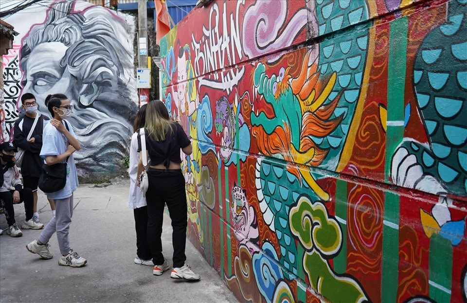 Hai Phong Artists Raise Holiday Spirit with Colorful Fresco Alley Hai Phong Artists Raise Holiday Spirit with Colorful Fresco Alley