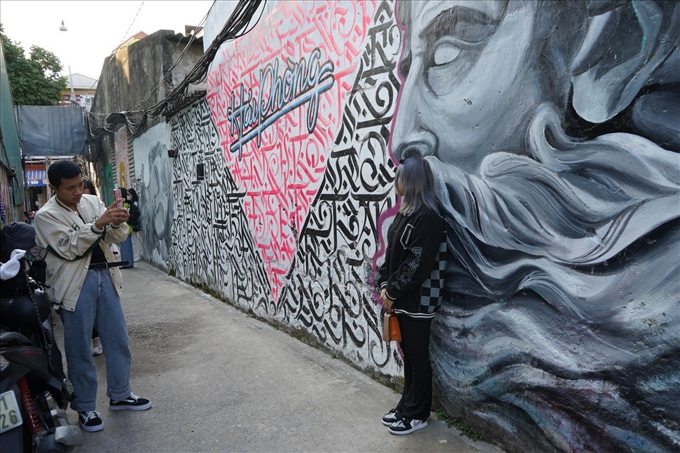 Hai Phong Artists Raise Holiday Spirit with Colorful Fresco Alley Hai Phong Artists Raise Holiday Spirit with Colorful Fresco Alley