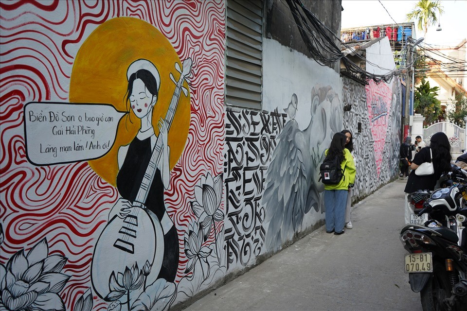 Hai Phong Artists Raise Holiday Spirit with Colorful Fresco Alley Hai Phong Artists Raise Holiday Spirit with Colorful Fresco Alley