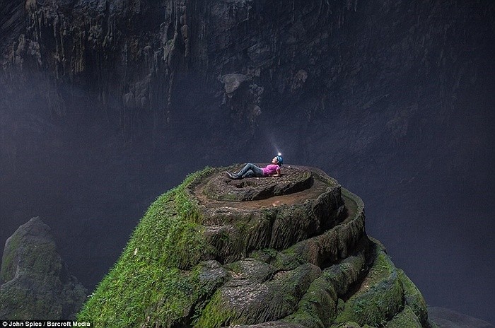 Surreal "Wedding Cake" Photogenic Spot in Son Doong Cave Surreal "Wedding Cake" Photogenic Spot in Son Doong Cave