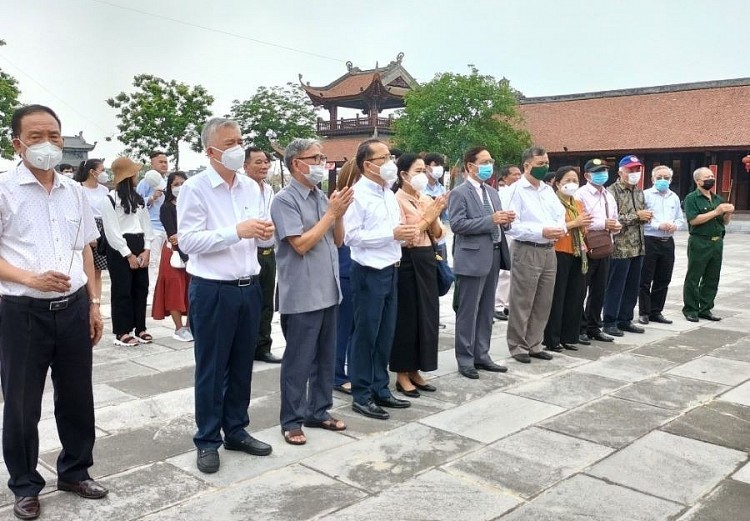 Delegates offer incense at the Temple of Literature in Vinh Phuc province. Photo: VNT Delegates offer incense at the Temple of Literature in Vinh Phuc province. Photo: VNT