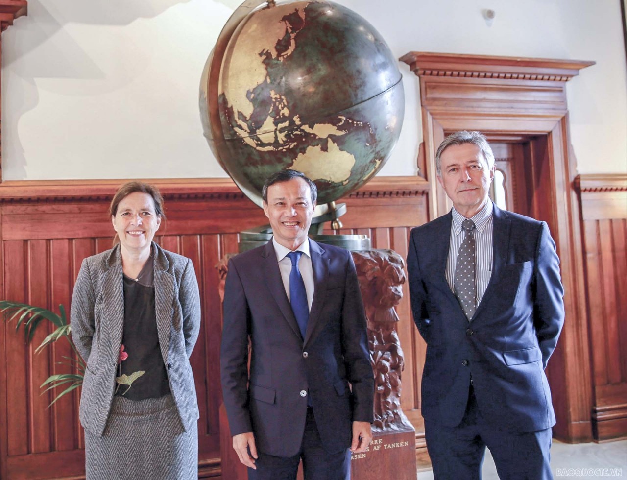 Vietnamese Ambassador to Denmark Luong Thanh Nghi (C) had a meeting with Asia House’s Chairman of the Board Ove Ullerup (R) and Executive Director Susanne Rumohr Hækkerup. Photo: Bao Quoc Te Vietnamese Ambassador to Denmark Luong Thanh Nghi (C) had a meeting with Asia House’s Chairman of the Board Ove Ullerup (R) and Executive Director Susanne Rumohr Hækkerup. Photo: Bao Quoc Te