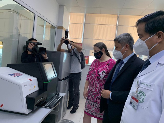 Vietnam Receives DNA Sequencing Device for Covid-19 Variants Donated by USA Vietnam Receives DNA Sequencing Device for Covid-19 Variants Donated by USA